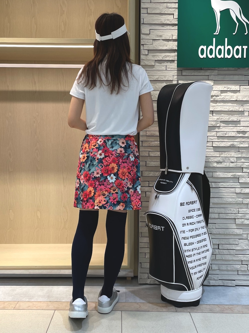 「アダバット、adabat、ゴルフ、ゴルフウェア、ゴルフ女子、ゴルフスタイル、スポーツ、スポーツウェア、花柄スカート、花柄」｜「adabatのフラワー柄 台形スカート（スカート、ピンク系）」を使った、Hさん（レディース・160cm）の夏コーディネートの3枚目の写真