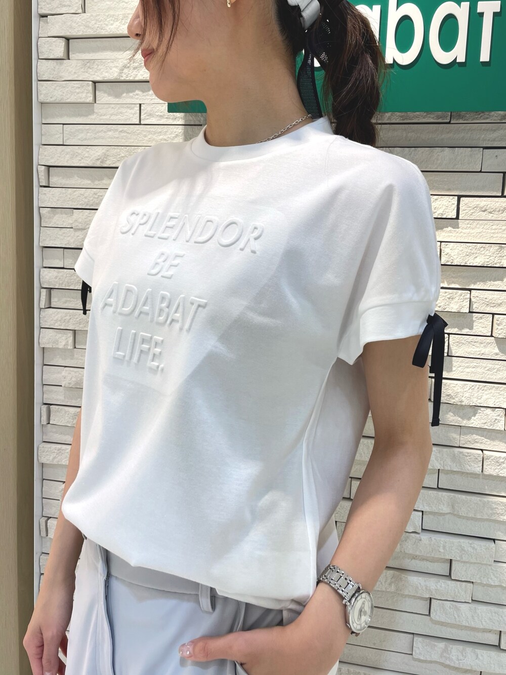 ホワイト系のTシャツ/カットソー、グレー系のその他パンツ、ホワイト系のハンドバッグを着用したレディースの春コーディネートの3枚目の写真