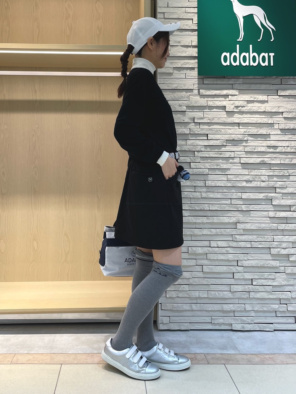 ブラック系のスカート、ブラック系のニット/セーターを着用したレディースの春コーディネートの2枚目の写真