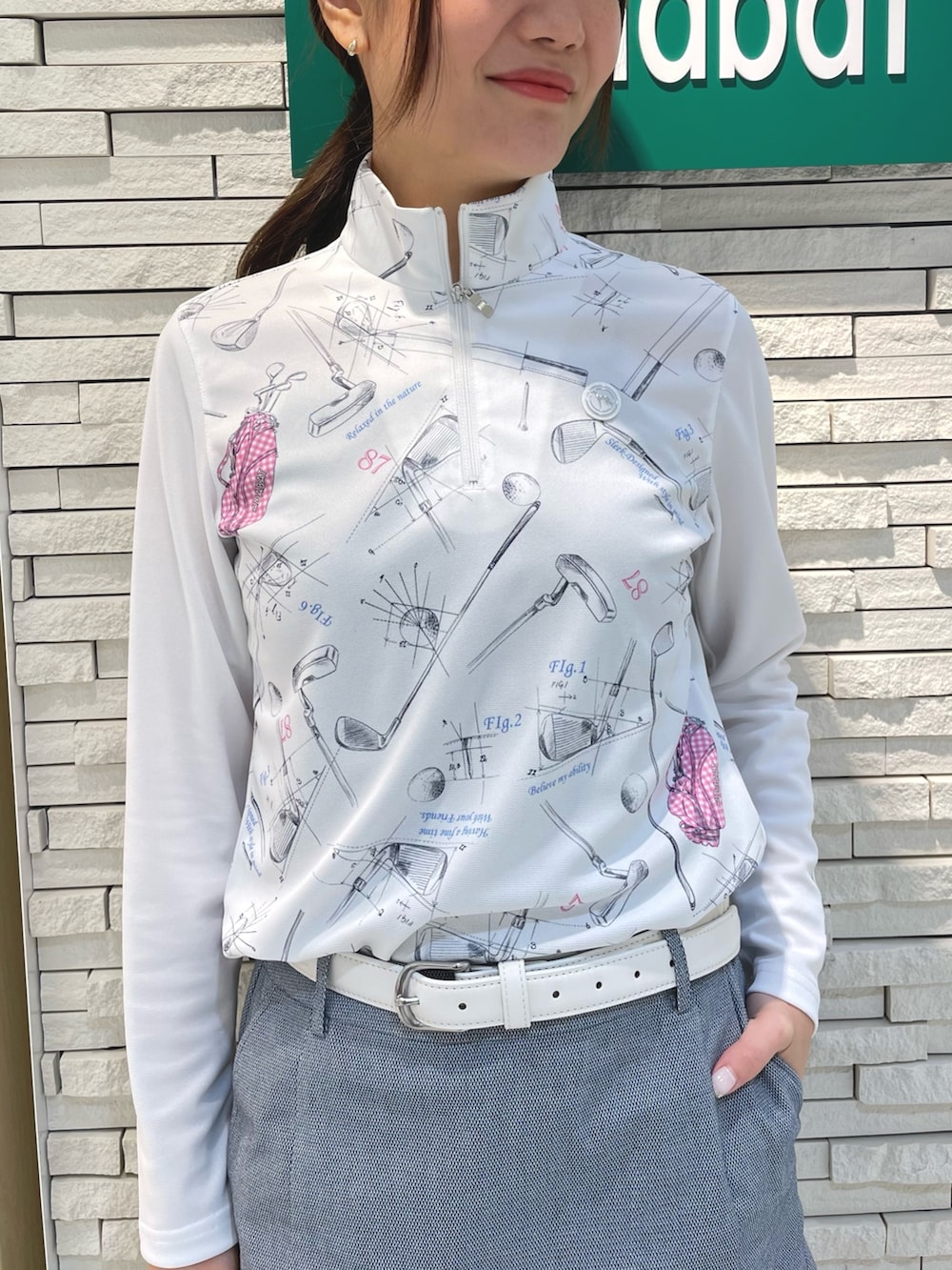 ブルー系のスカート、ホワイト系のTシャツ/カットソー、ブルー系のトートバッグを着用したレディースの春コーディネートの3枚目の写真