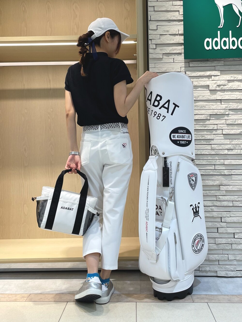 「アダバット、adabat、ゴルフ、ゴルフウェア、スポーツウェア、夏コーデ、モノトーン」｜「adabatの【UVカット／吸水速乾】フレンチスリーブ ナンバーロゴデザイン モックネックプルオーバー（Tシャツ/カットソー、ブラック系）」を使った、Hさん（レディース・160cm）の夏コーディネートの2枚目の写真