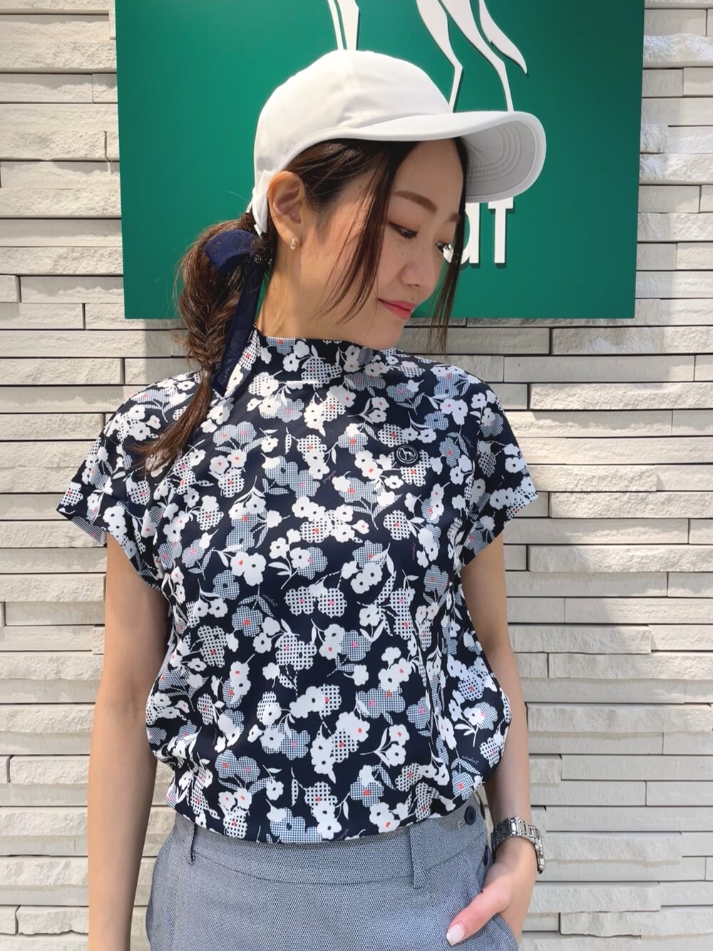ブルー系のスカート、ブルー系のTシャツ/カットソー、ブルー系のトートバッグを着用したレディースの春コーディネートの3枚目の写真