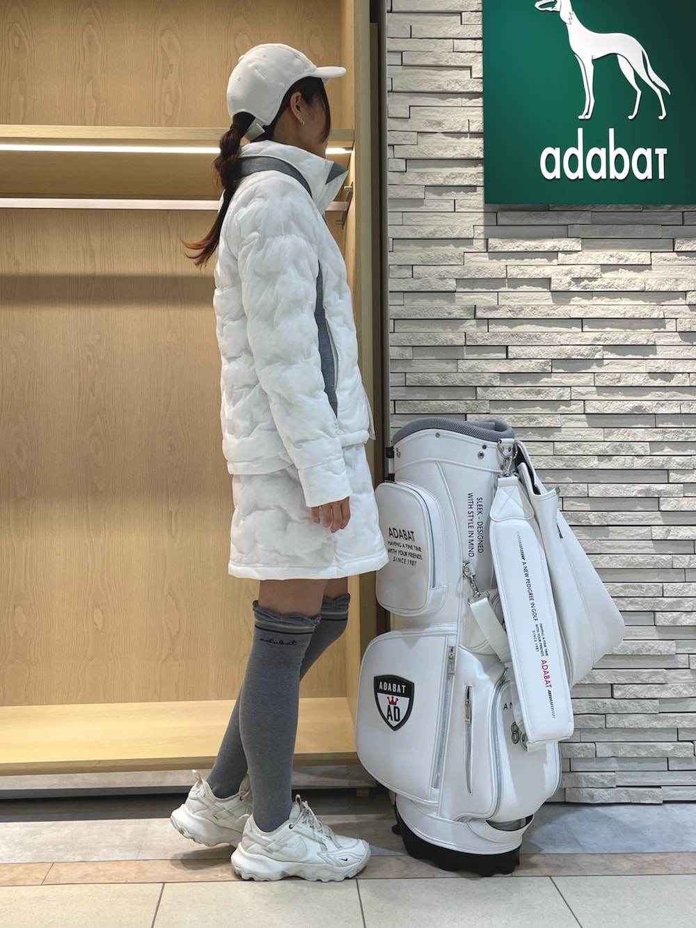 ホワイト系のその他アウター、ホワイト系のスカート、ホワイト系のキャップを着用したレディースの冬コーディネートの2枚目の写真