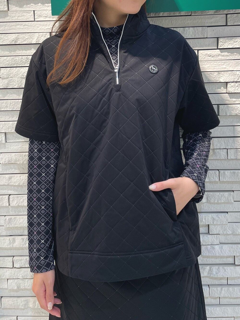 ブラック系のTシャツ/カットソー、ブラック系のスカート、ブラック系のTシャツ/カットソーを着用したレディースの秋コーディネートの4枚目の写真