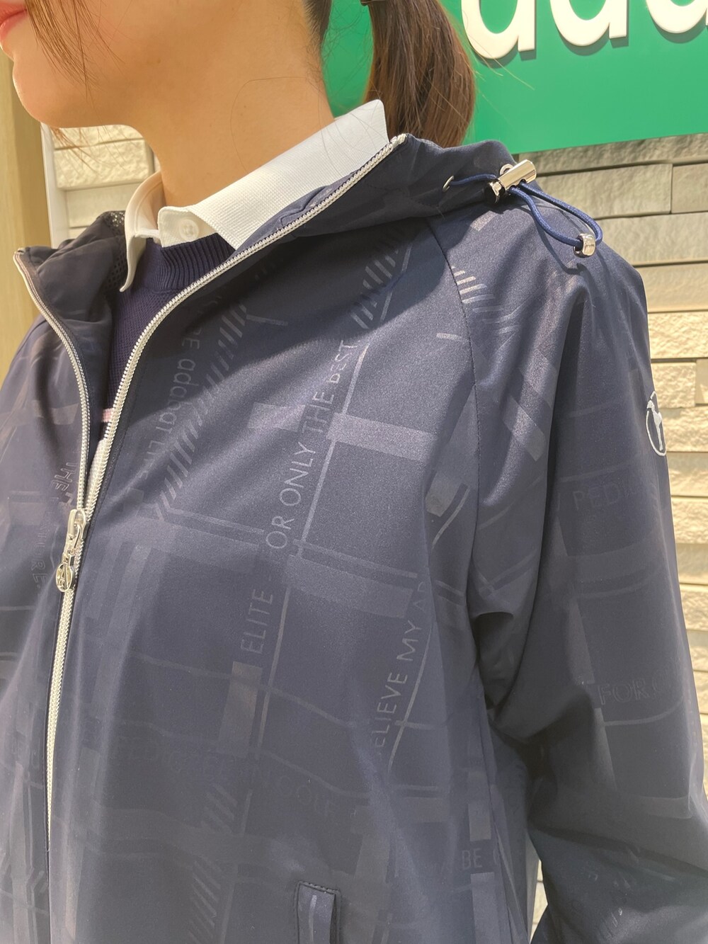 ブルー系のブルゾン、ブルー系のニット/セーター、ホワイト系のトートバッグを着用したレディースの春コーディネートの3枚目の写真