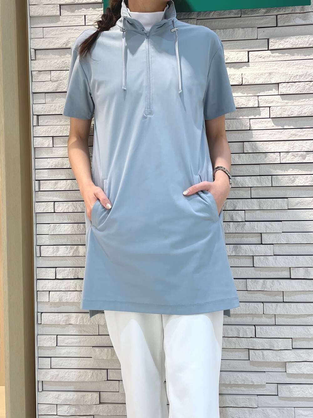 ブルー系のチュニック、ホワイト系のその他パンツ、ブルー系のトートバッグを着用したレディースの春コーディネートの3枚目の写真