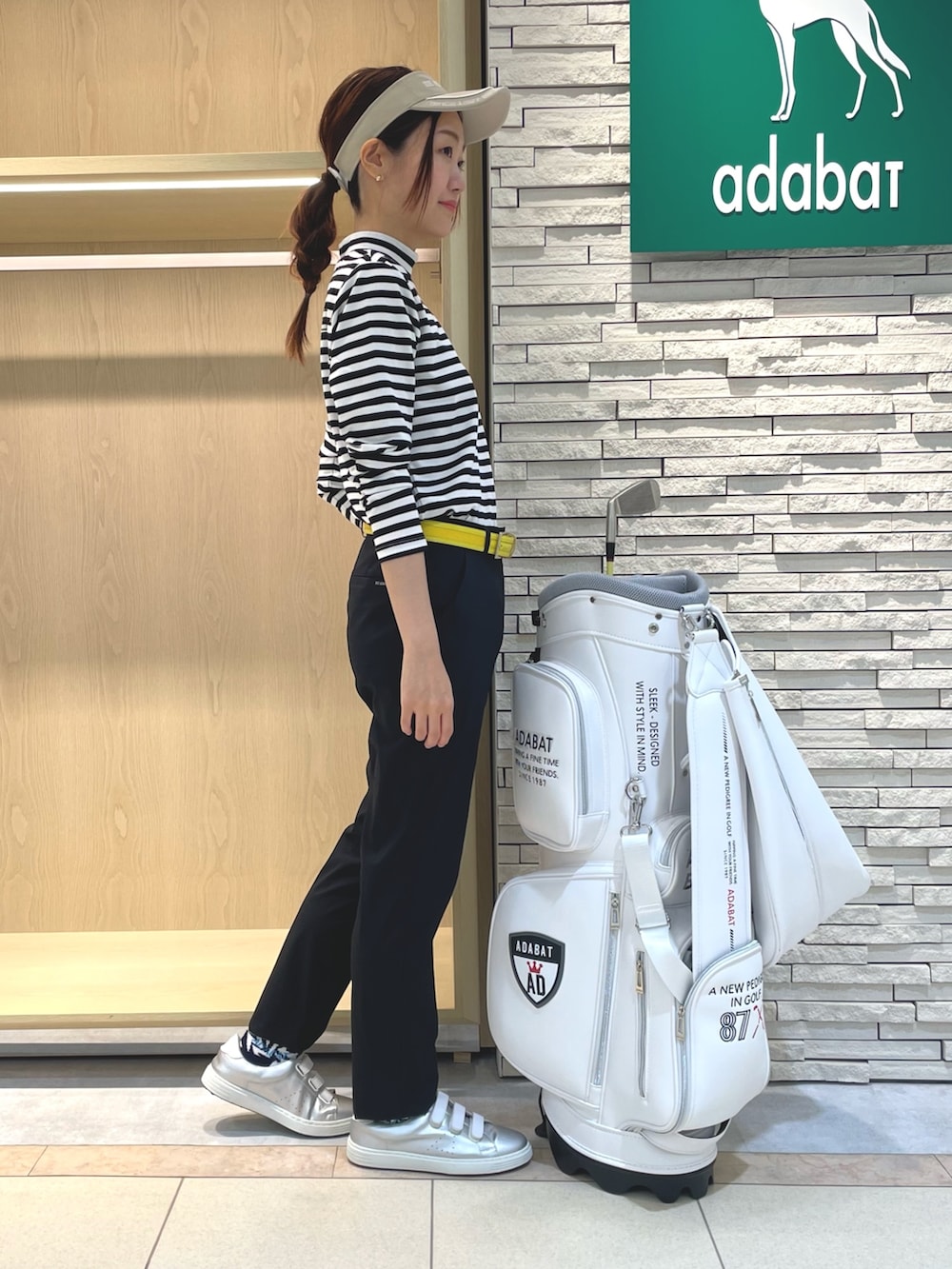 ブラック系のその他パンツ、ホワイト系のTシャツ/カットソー、ベージュ系のサンバイザーを着用したレディースの夏コーディネートの2枚目の写真