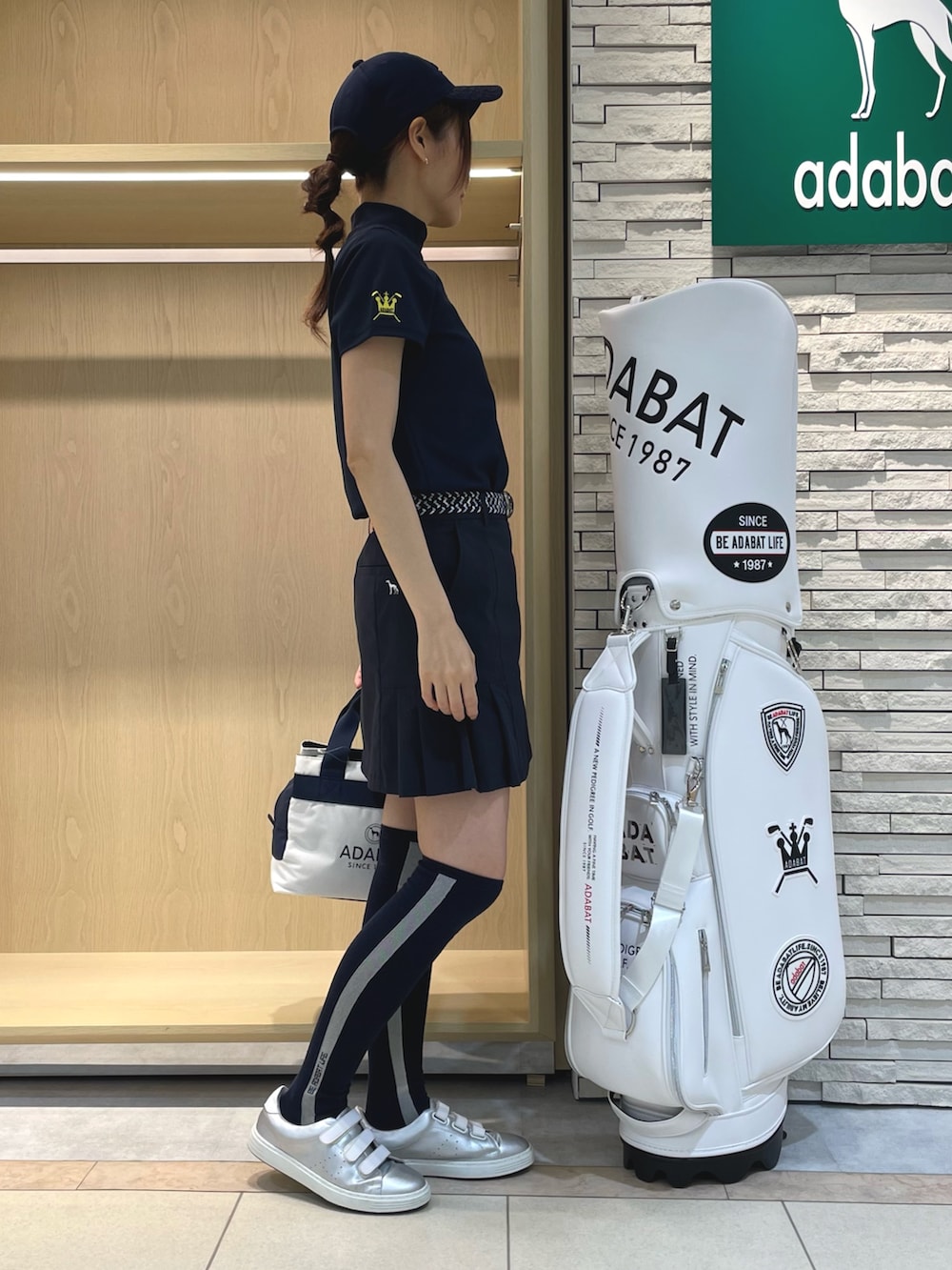 ブルー系のTシャツ/カットソー、ブルー系のスカート、ブルー系のベルトを着用したレディースの夏コーディネートの2枚目の写真