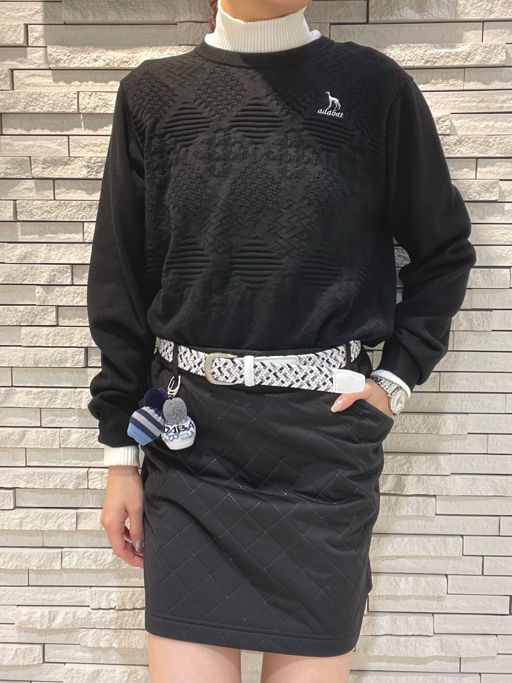 ブラック系のスカート、ブラック系のニット/セーターを着用したレディースの春コーディネートの4枚目の写真