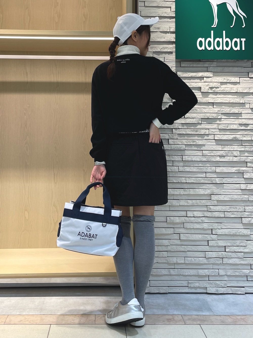 ブラック系のスカート、ブラック系のニット/セーターを着用したレディースの春コーディネートの3枚目の写真