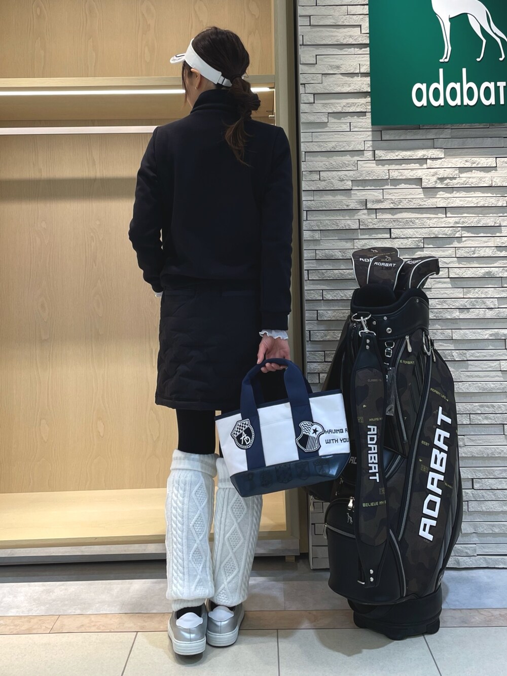 ブルー系のTシャツ/カットソー、ブラック系のスカート、グレー系のTシャツ/カットソーを着用したレディースの冬コーディネートの3枚目の写真