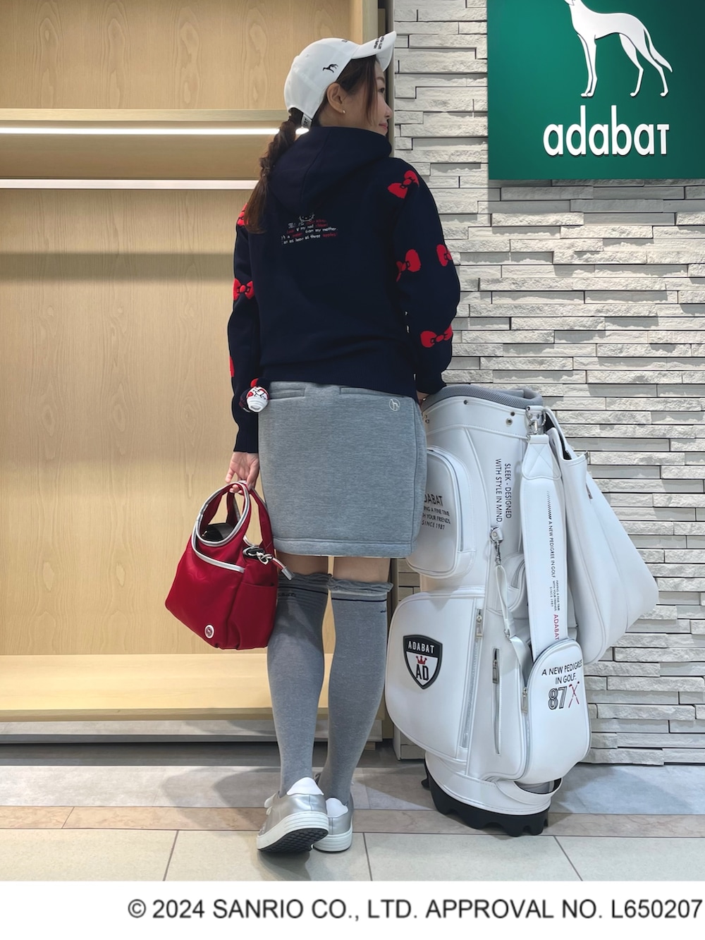 「アダバット、adabat、ゴルフ、ゴルフウェア、スポーツ、スポーツウェア、ハローキティ」｜「adabatのハローキティ バックデザインあり 長袖フーディ（パーカー、ブルー系）」を使った、Hさん（レディース・160cm）の秋コーディネートの3枚目の写真