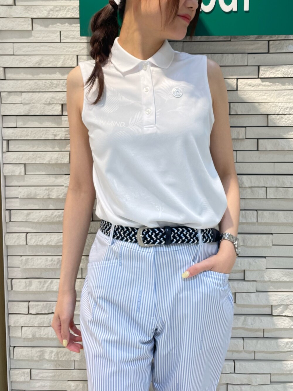 ホワイト系のポロシャツ、ブルー系のその他パンツ、ブルー系のトートバッグを着用したレディースの夏コーディネートの2枚目の写真