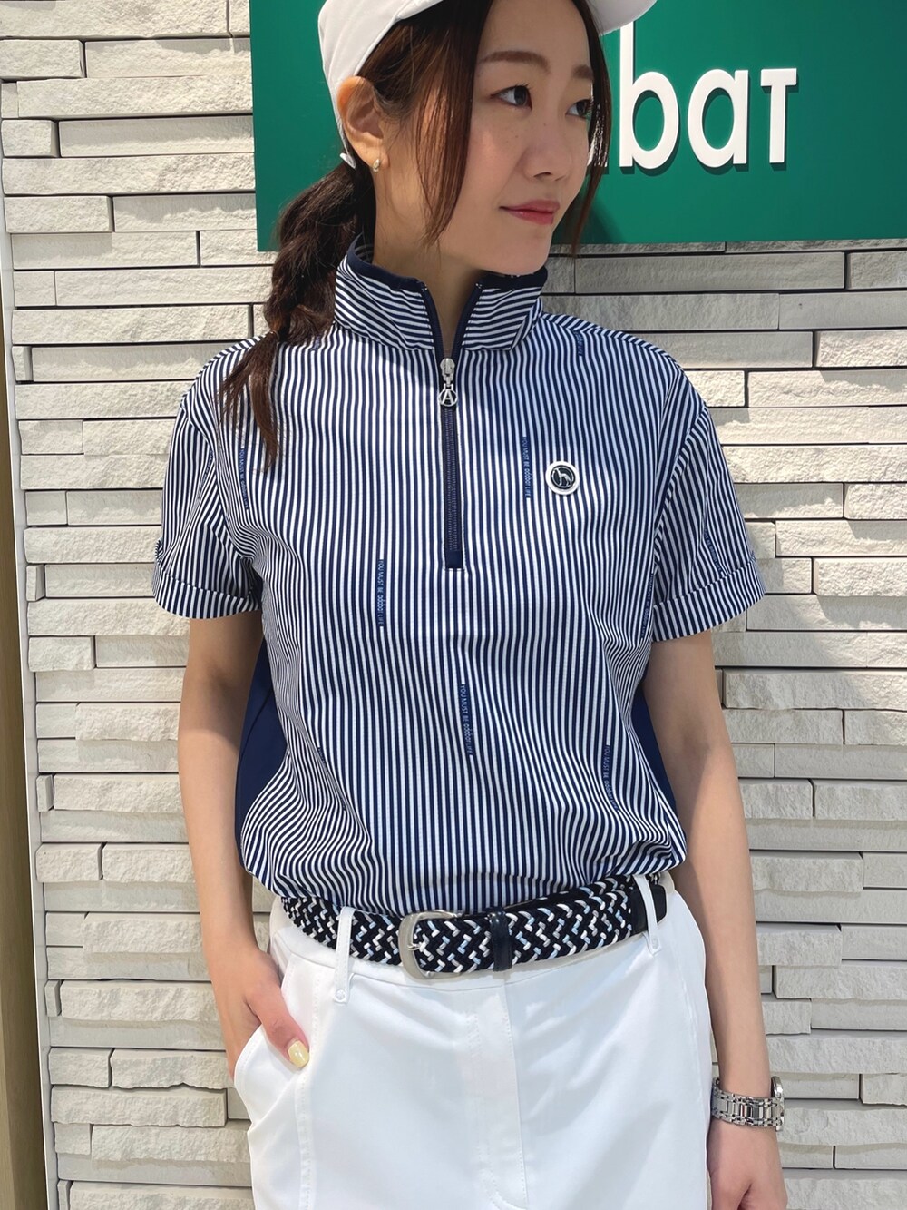 ブルー系のTシャツ/カットソー、ホワイト系のスカート、ブルー系のトートバッグを着用したレディースの春コーディネートの3枚目の写真