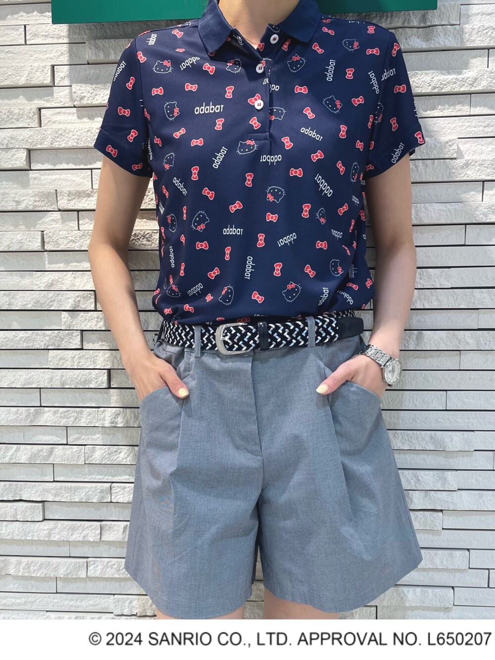 ブルー系のポロシャツ、ホワイト系のその他パンツ、ホワイト系のトートバッグを着用したレディースの夏コーディネートの3枚目の写真