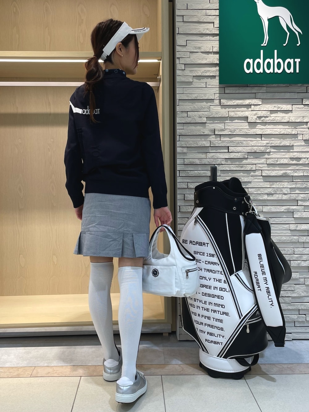 ブルー系のスカート、ベージュ系のブルゾン、ブルー系のニット/セーターを着用したレディースの春コーディネートの3枚目の写真