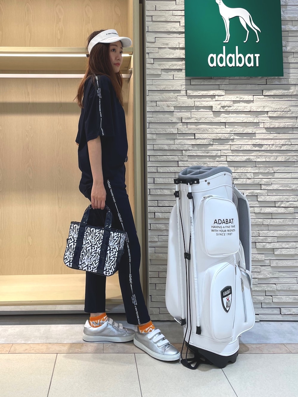 ブルー系のTシャツ/カットソー、ブルー系のその他パンツ、ブルー系のハンドバッグを着用したレディースの夏コーディネートの2枚目の写真