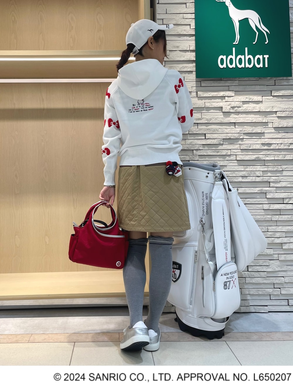 「アダバット、adabat、ゴルフ、ゴルフウェア、スポーツ、スポーツウェア、ハローキティ」｜「adabatのハローキティ バックデザインあり 長袖フーディ（パーカー、ホワイト系）」を使った、Hさん（レディース・160cm）の秋コーディネートの3枚目の写真