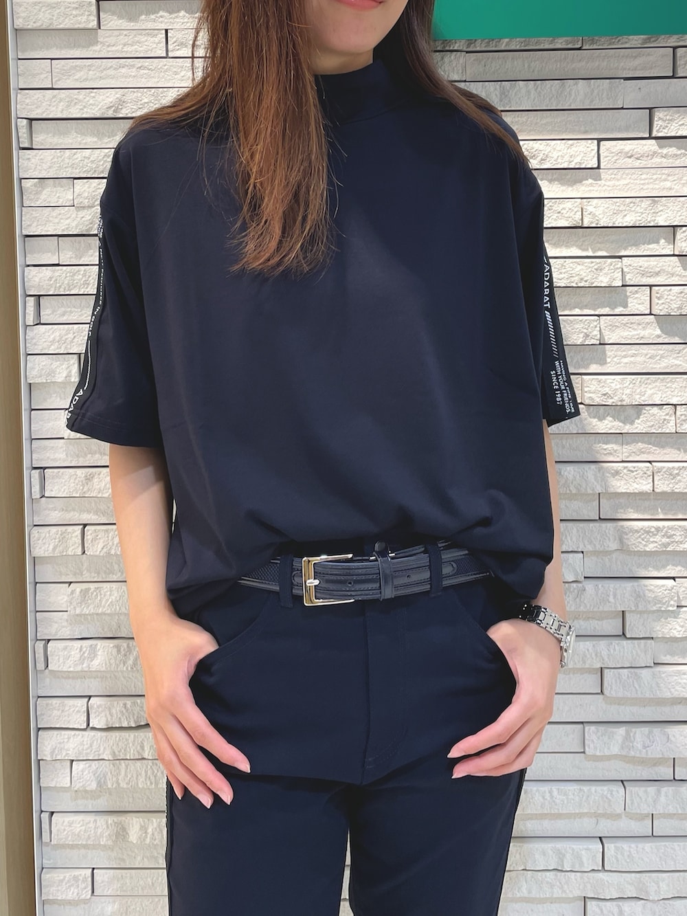 ブルー系のTシャツ/カットソー、ブルー系のその他パンツ、ブルー系のハンドバッグを着用したレディースの夏コーディネートの4枚目の写真