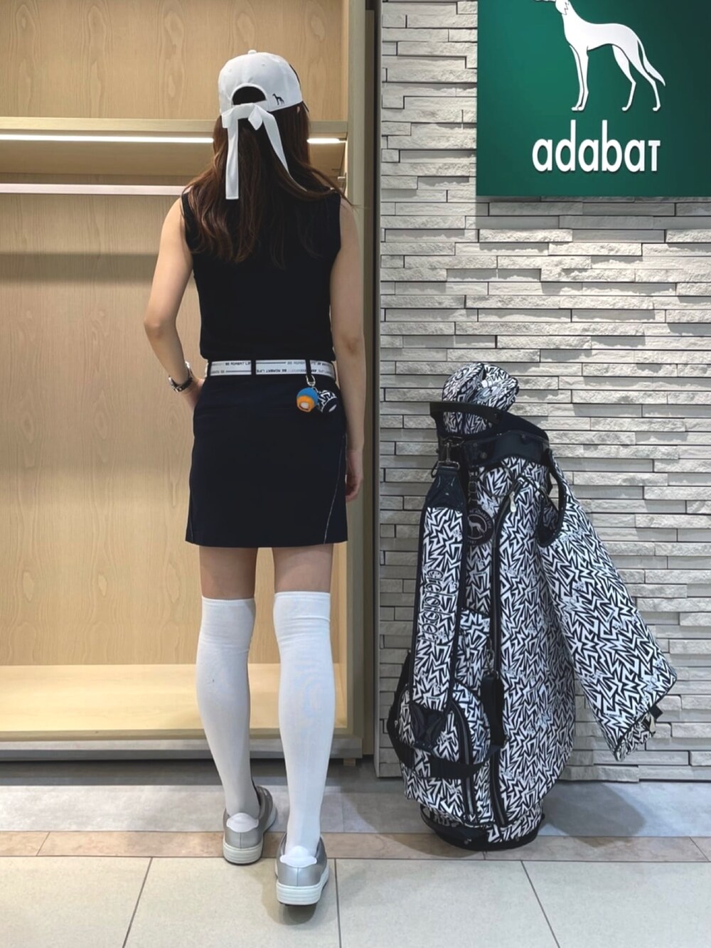 ブルー系のTシャツ/カットソー、ブルー系のスカート、ホワイト系のキャップを着用したレディースの夏コーディネートの2枚目の写真