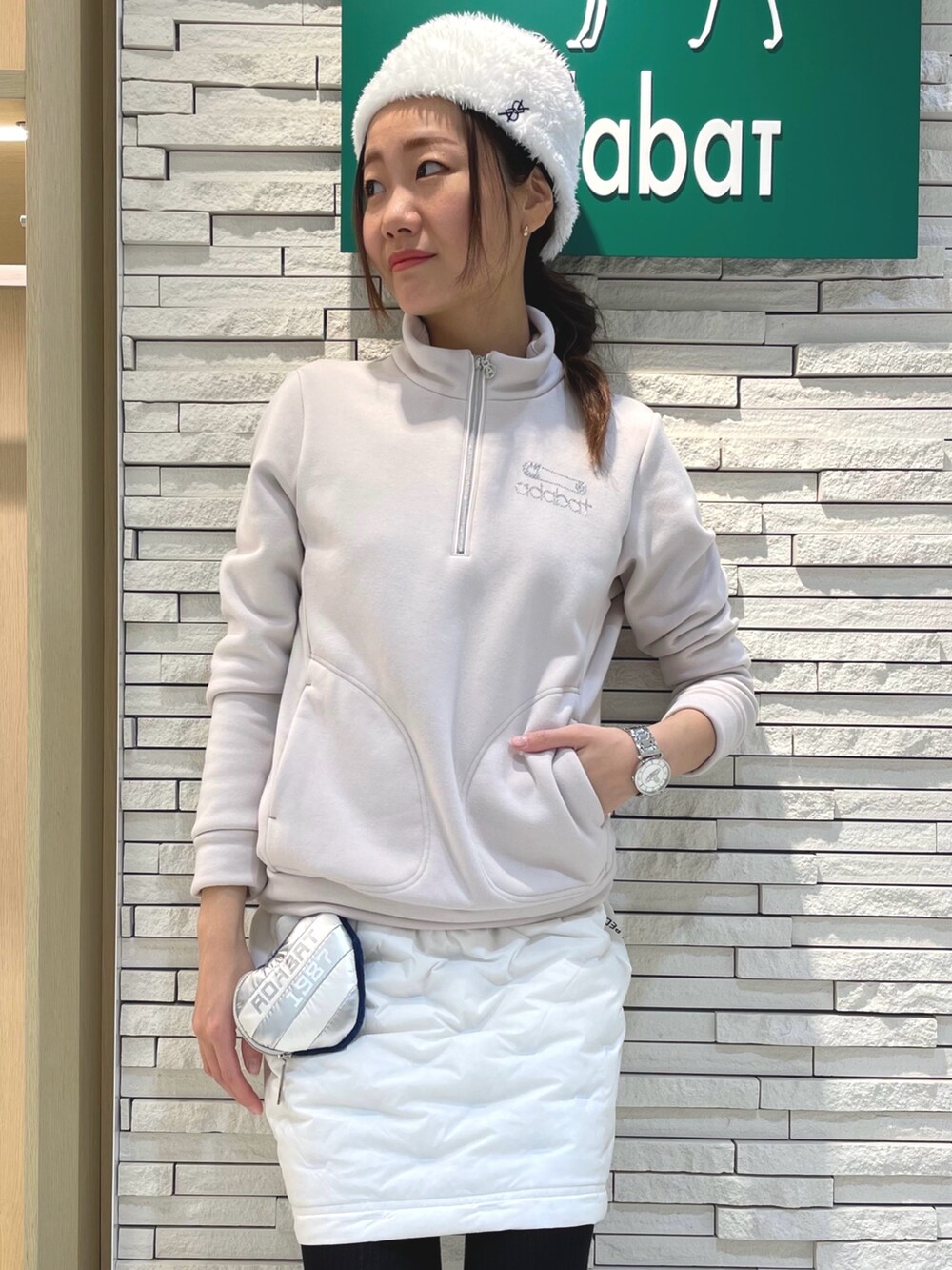 ホワイト系のスカート、ベージュ系のTシャツ/カットソー、ホワイト系のニットキャップ/ビーニーを着用したレディースの冬コーディネートの3枚目の写真