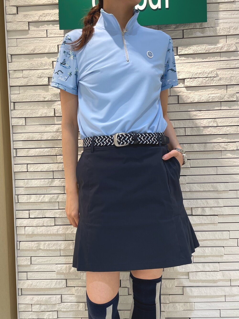 ブルー系のTシャツ/カットソー、ブルー系のスカート、ホワイト系のトートバッグを着用したレディースの夏コーディネートの3枚目の写真