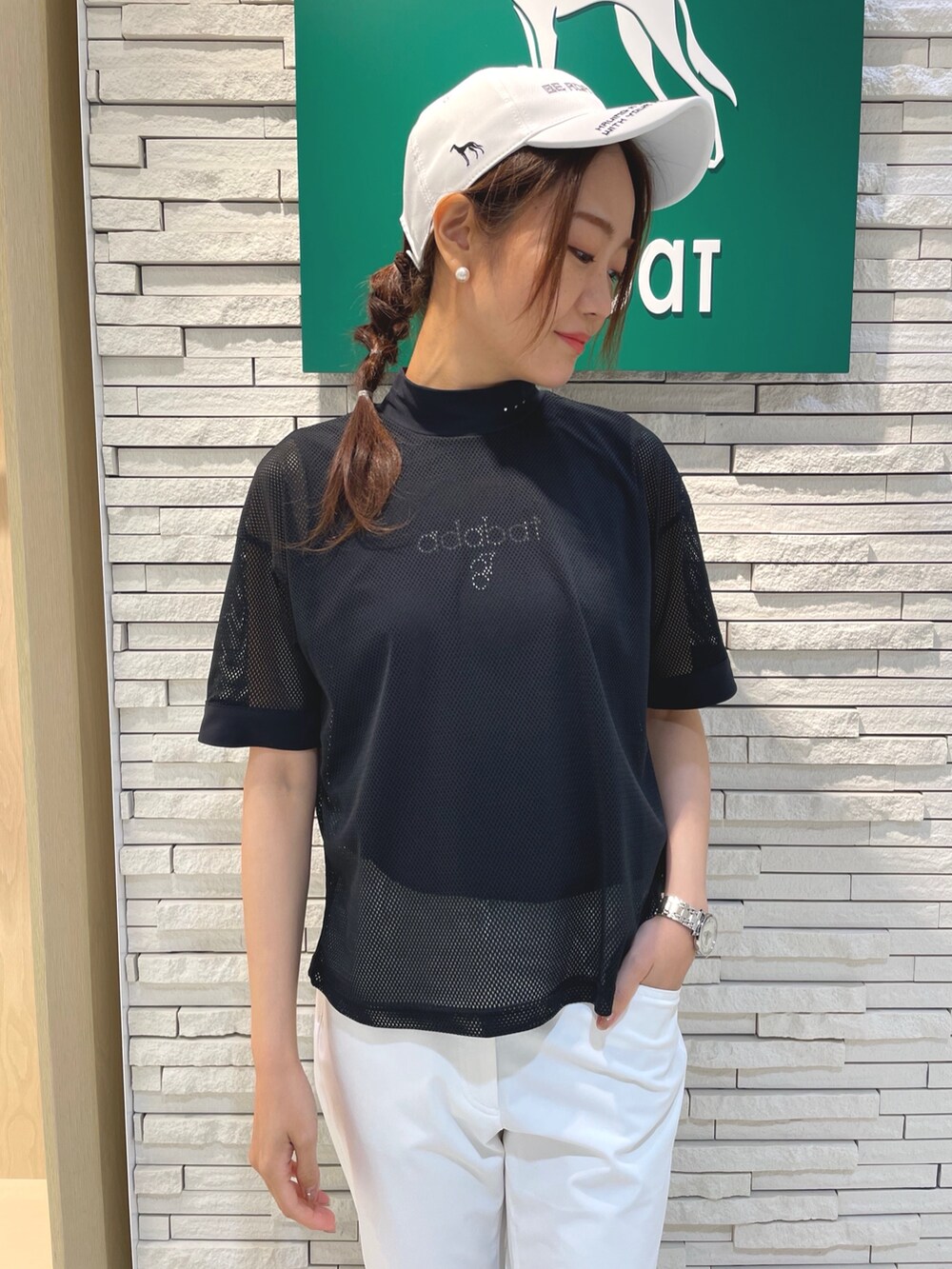 ブラック系のTシャツ/カットソー、ホワイト系のその他パンツ、ホワイト系のキャップを着用したレディースの夏コーディネートの3枚目の写真