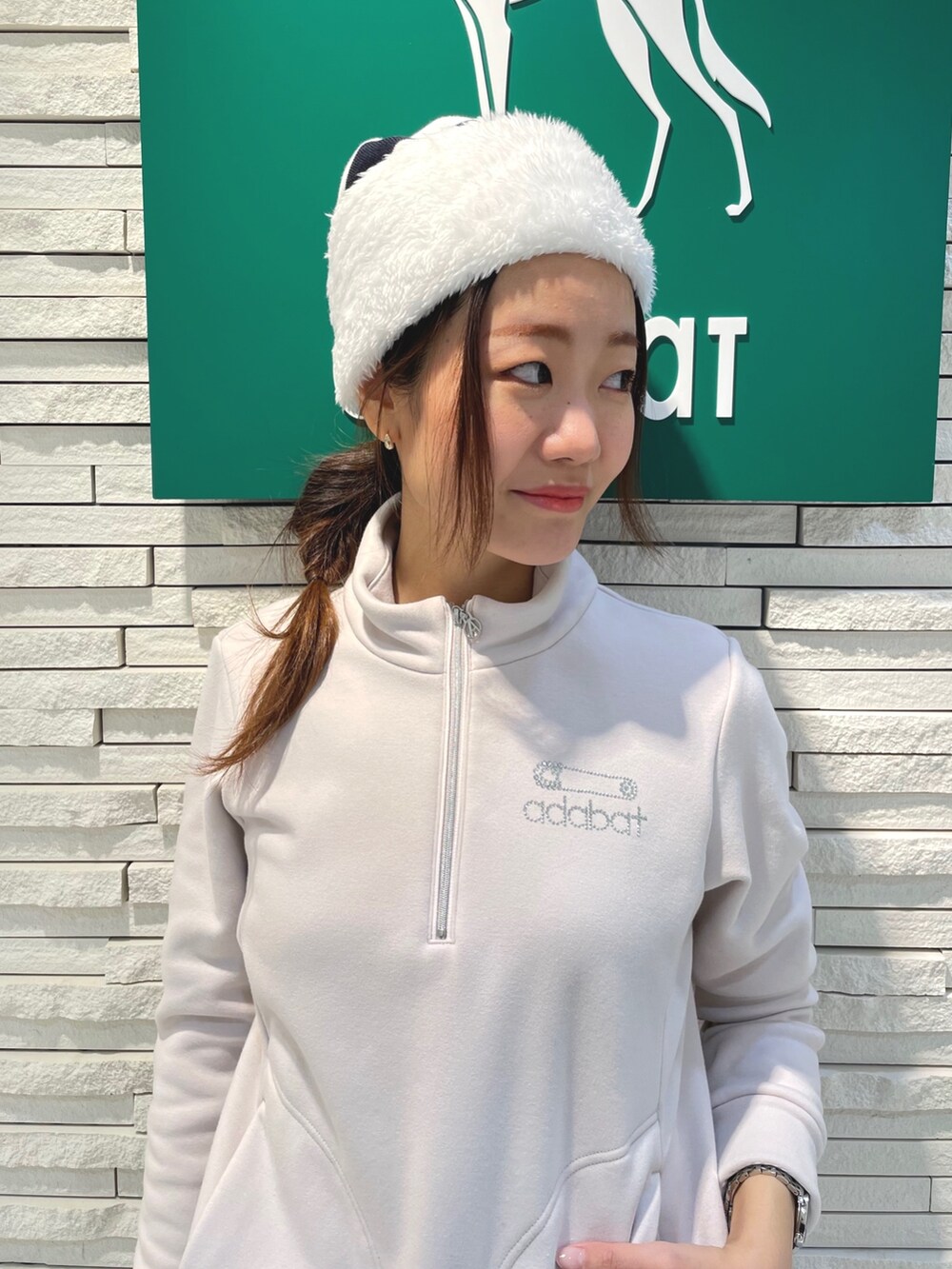 ホワイト系のスカート、ベージュ系のTシャツ/カットソー、ホワイト系のニットキャップ/ビーニーを着用したレディースの冬コーディネートの4枚目の写真