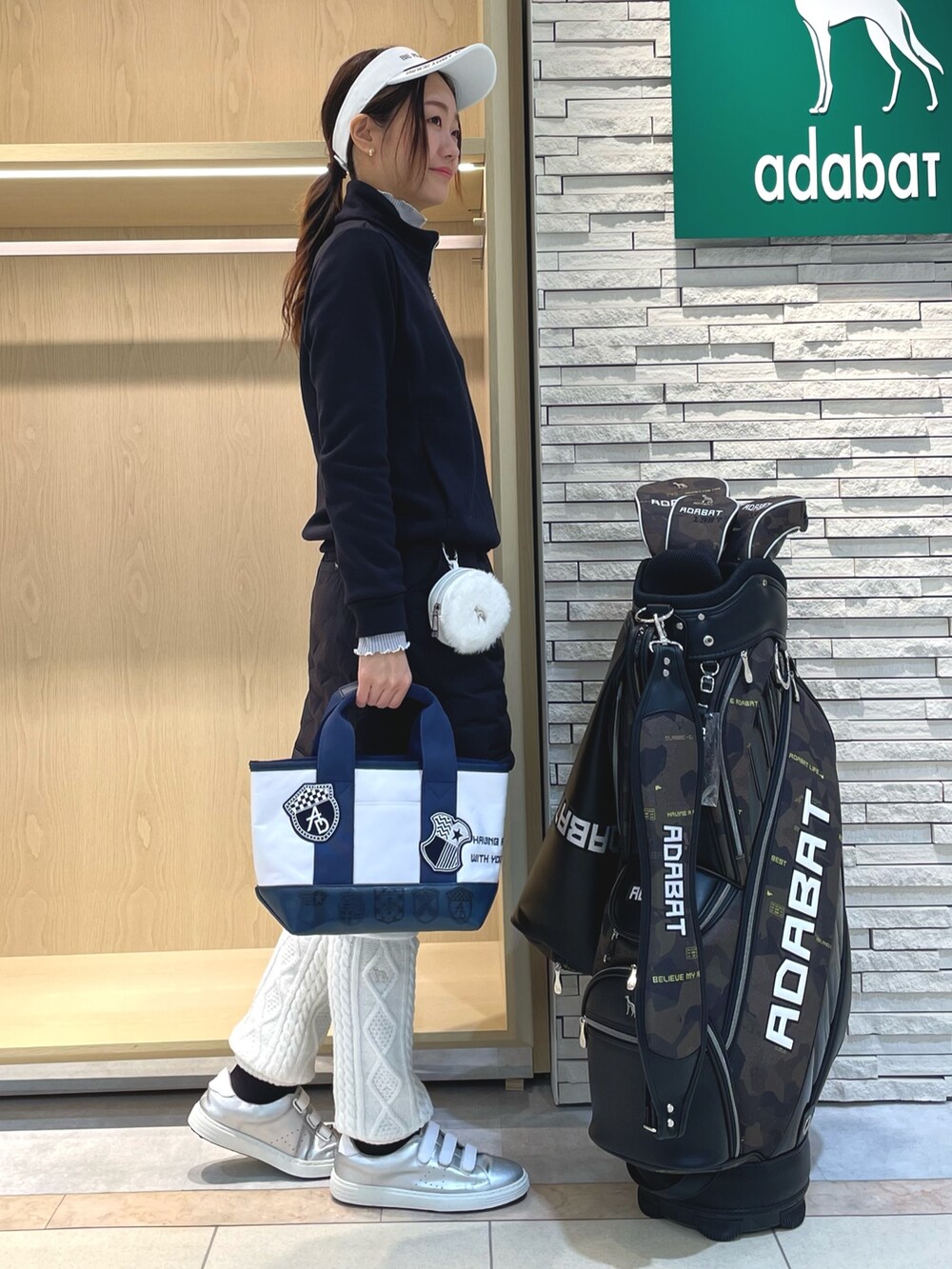 ブルー系のTシャツ/カットソー、ブラック系のスカート、グレー系のTシャツ/カットソーを着用したレディースの冬コーディネートの2枚目の写真