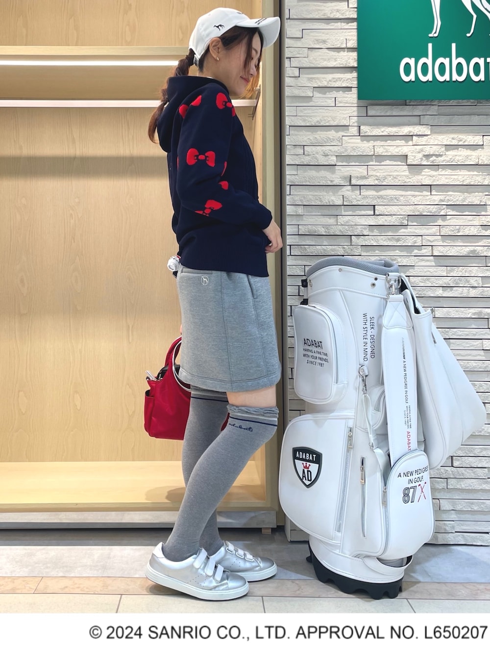 「アダバット、adabat、ゴルフ、ゴルフウェア、スポーツ、スポーツウェア、ハローキティ」｜「adabatのハローキティ バックデザインあり 長袖フーディ（パーカー、ブルー系）」を使った、Hさん（レディース・160cm）の秋コーディネートの2枚目の写真