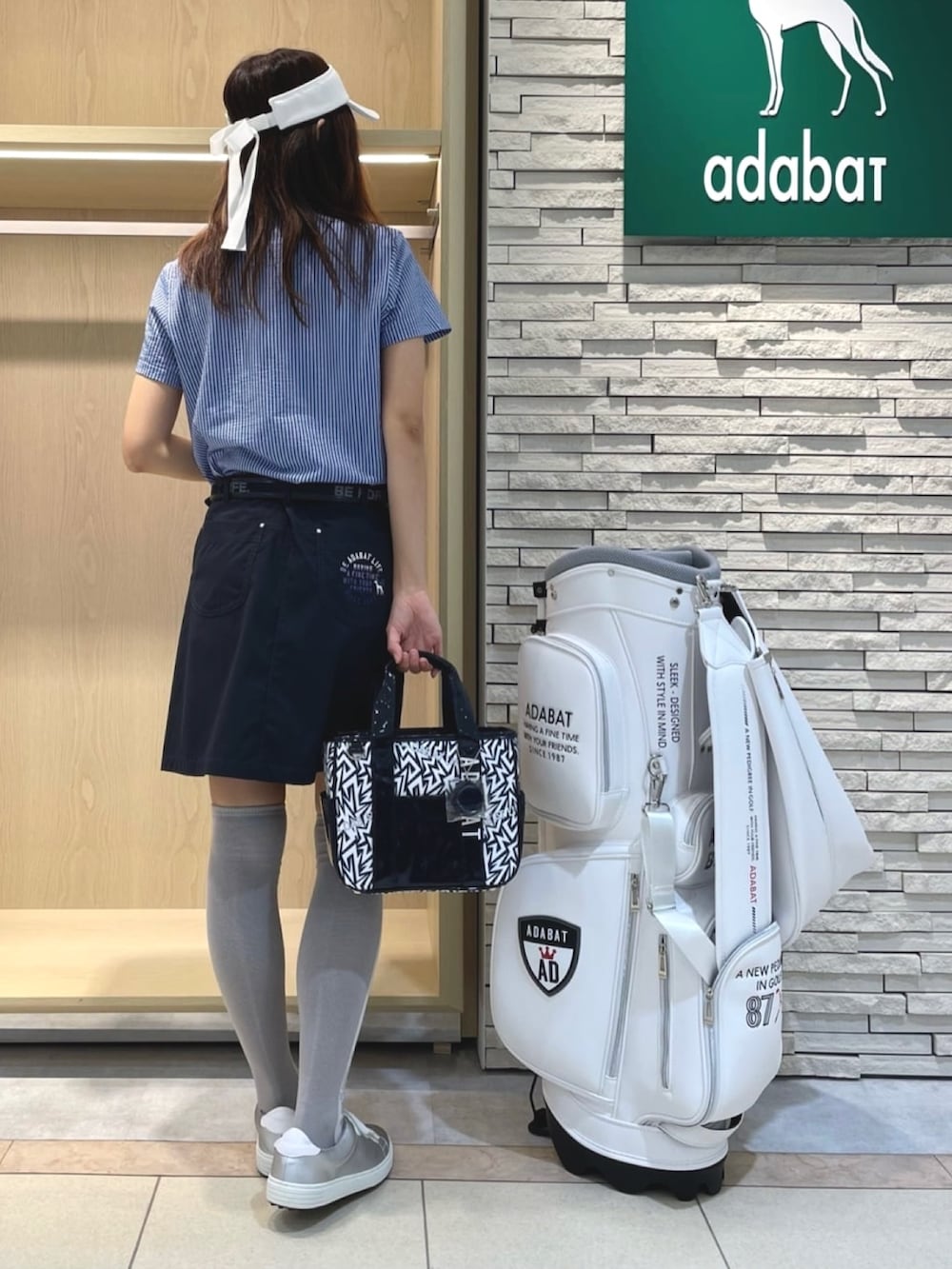 「アダバット、adabat、ゴルフ、ゴルフウェア、ゴルフ女子、ゴルフスタイル、スポーツ、スポーツウェア、スポーツコーデ、夏コーデ、ストライプシャツ」｜「adabatの台形スカート（スカート、ブルー系）」を使った、Hさん（レディース・160cm）の夏コーディネートの3枚目の写真