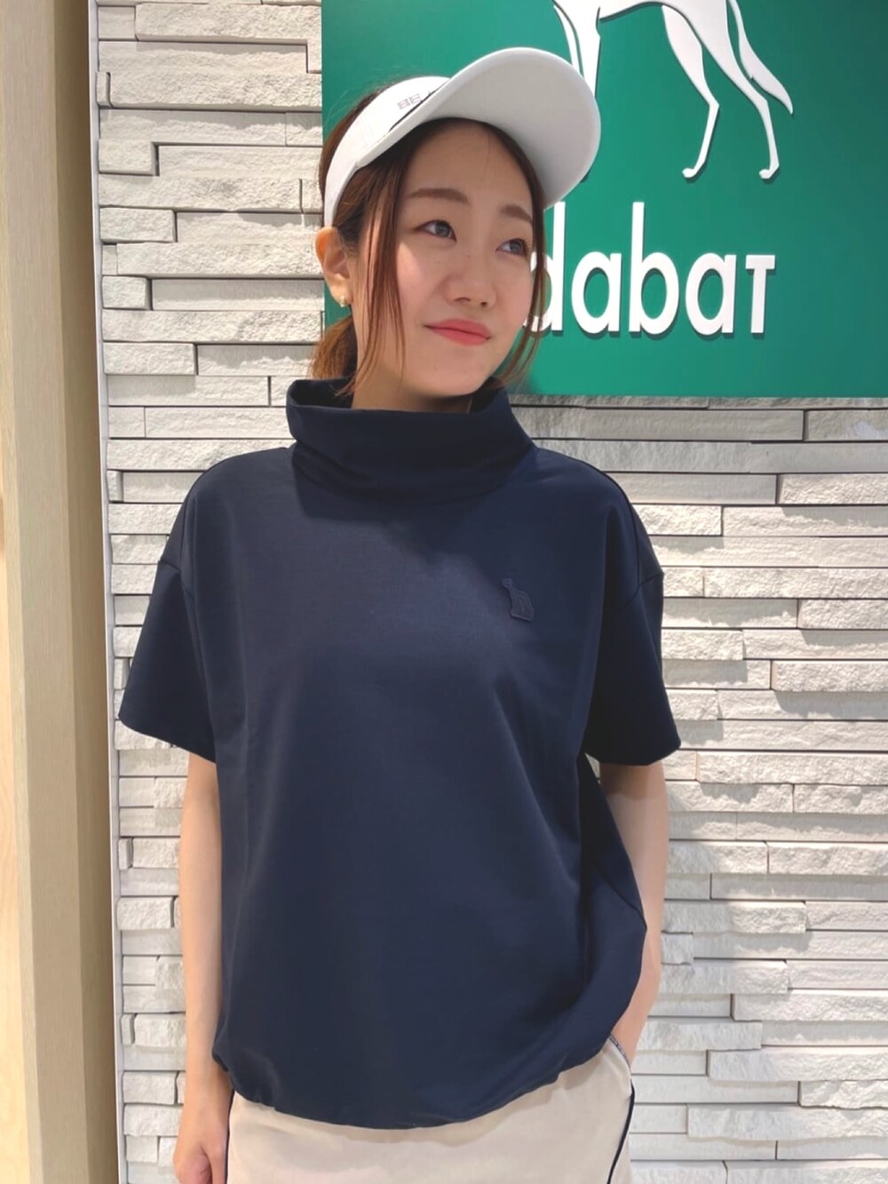 ベージュ系のスカート、ホワイト系のTシャツ/カットソー、ブルー系のトートバッグを着用したレディースの夏コーディネートの3枚目の写真