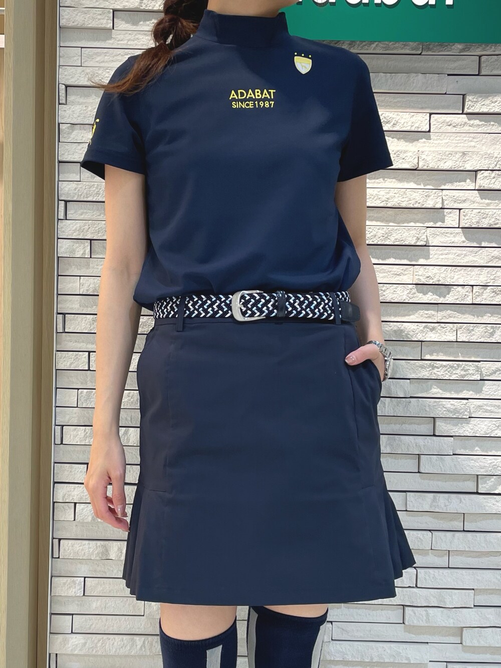 ブルー系のTシャツ/カットソー、ブルー系のスカート、ブルー系のベルトを着用したレディースの夏コーディネートの3枚目の写真