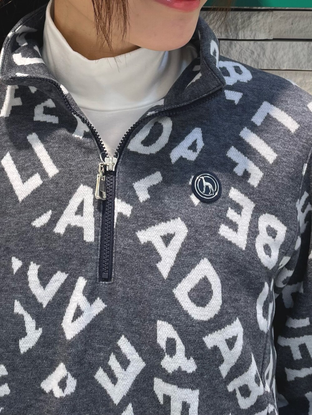 ブルー系のTシャツ/カットソー、ブルー系のスカート、ホワイト系のハンドバッグを着用したレディースの冬コーディネートの4枚目の写真