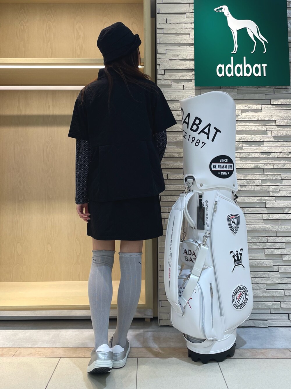 ブラック系のTシャツ/カットソー、ブラック系のスカート、ブラック系のTシャツ/カットソーを着用したレディースの秋コーディネートの3枚目の写真