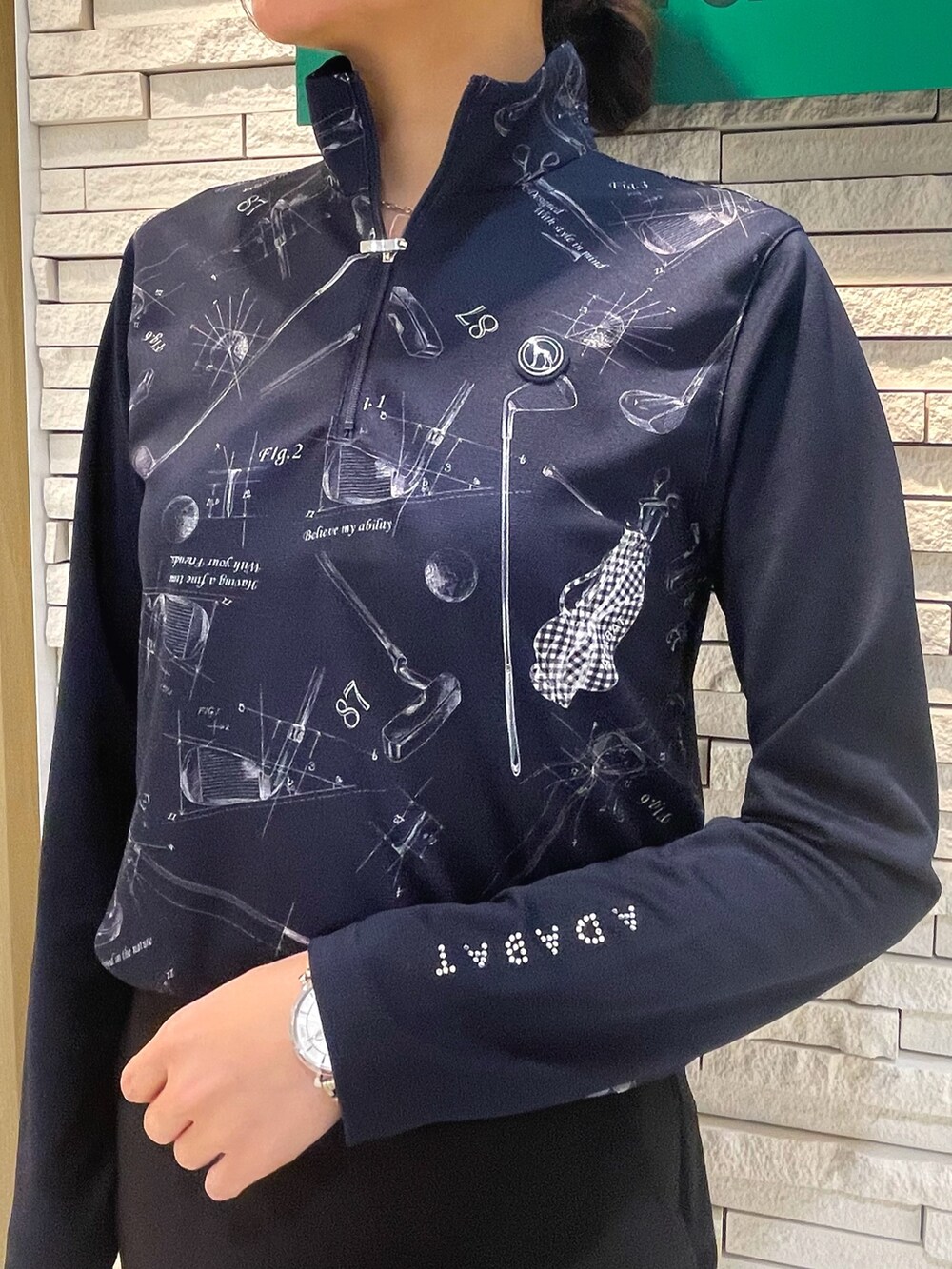 グレー系のブルゾン、ブルー系のTシャツ/カットソー、ホワイト系のトートバッグを着用したレディースの春コーディネートの3枚目の写真