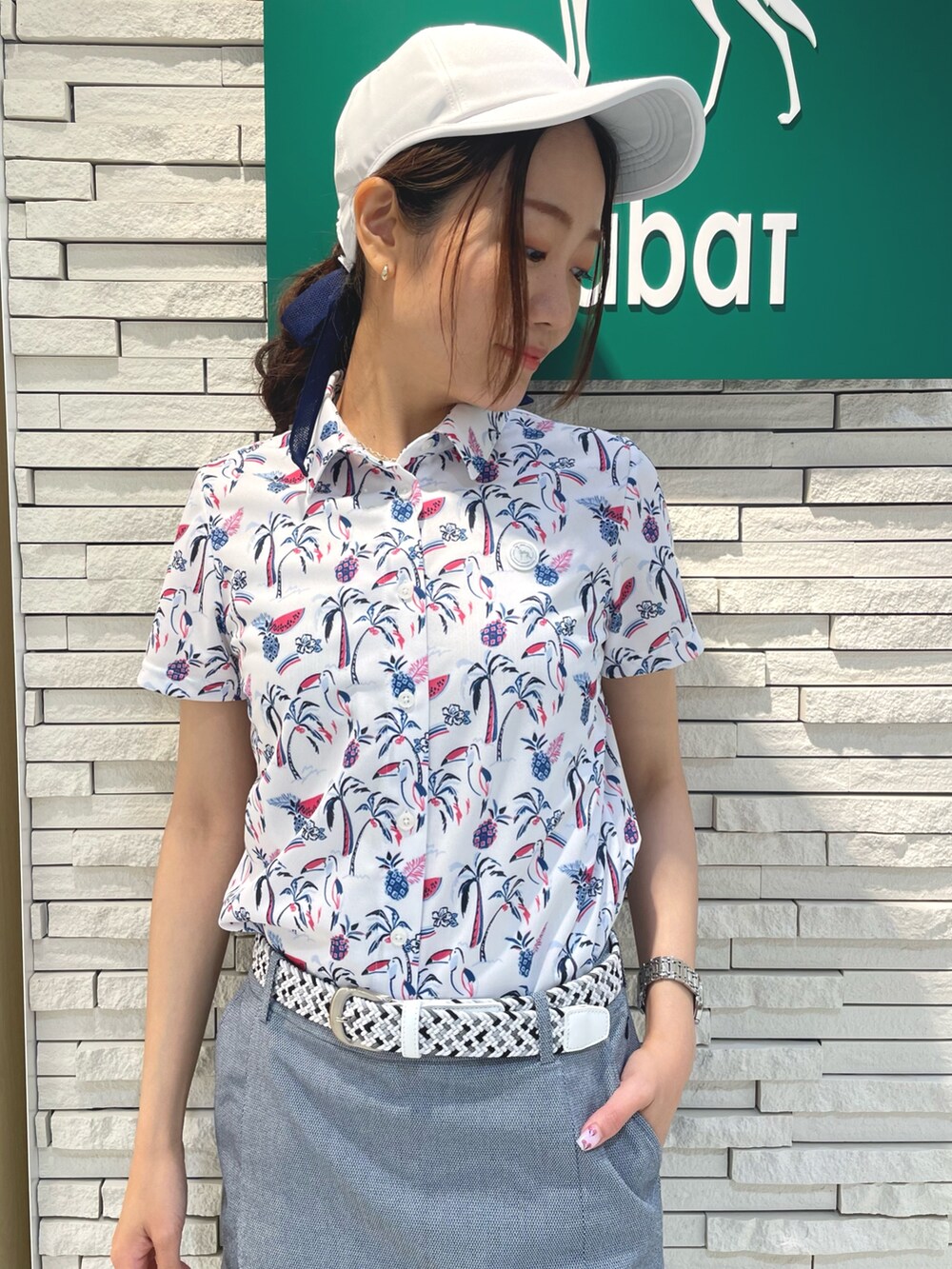 ピンク系のシャツ/ブラウス、ブルー系のスカート、ホワイト系のトートバッグを着用したレディースの夏コーディネートの3枚目の写真