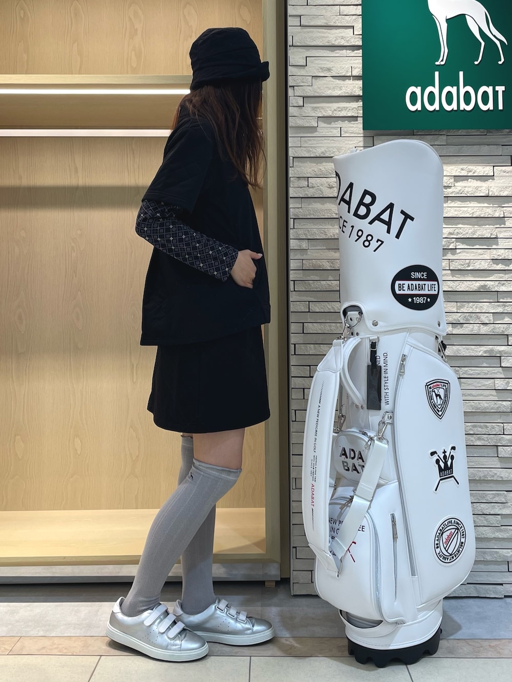 ブラック系のTシャツ/カットソー、ブラック系のスカート、ブラック系のTシャツ/カットソーを着用したレディースの秋コーディネートの2枚目の写真