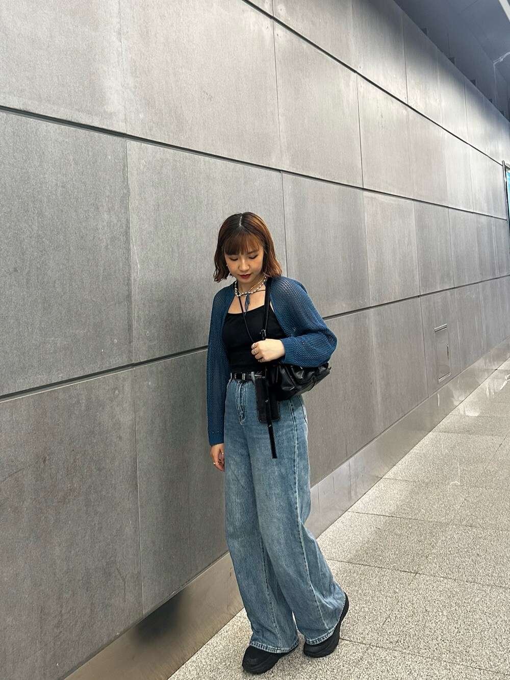 ブラック系のバッグ、グリーン系のボディバッグ/ウエストポーチを着用したレディースの秋コーディネートの2枚目の写真