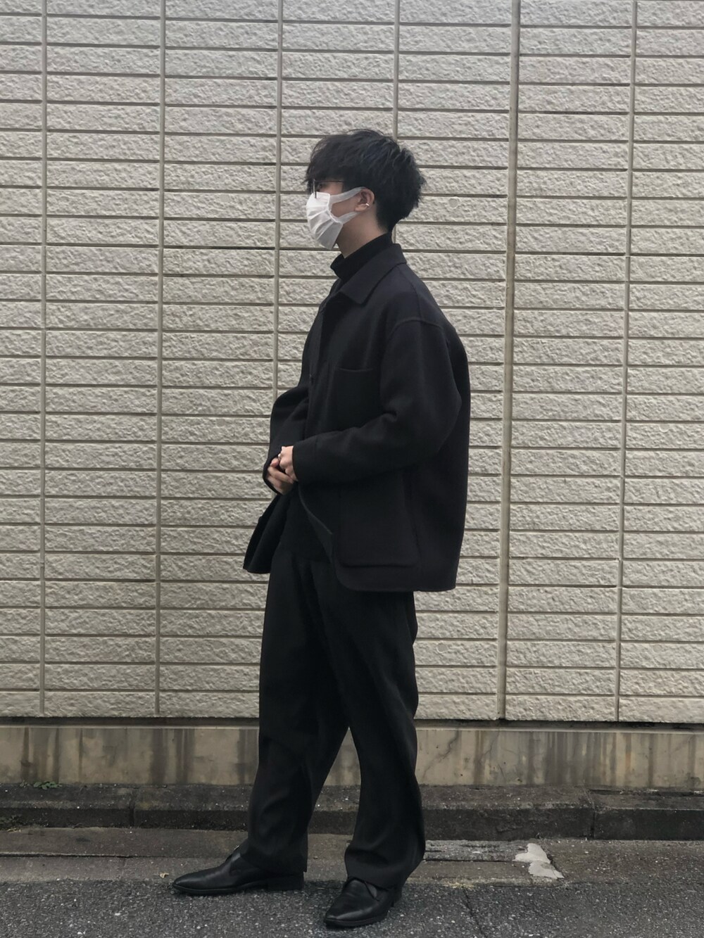 ブラック系のジャケット/アウター、グレー系のセットアップ、ブラック系のTシャツ/カットソーを着用したメンズの秋コーディネートの2枚目の写真