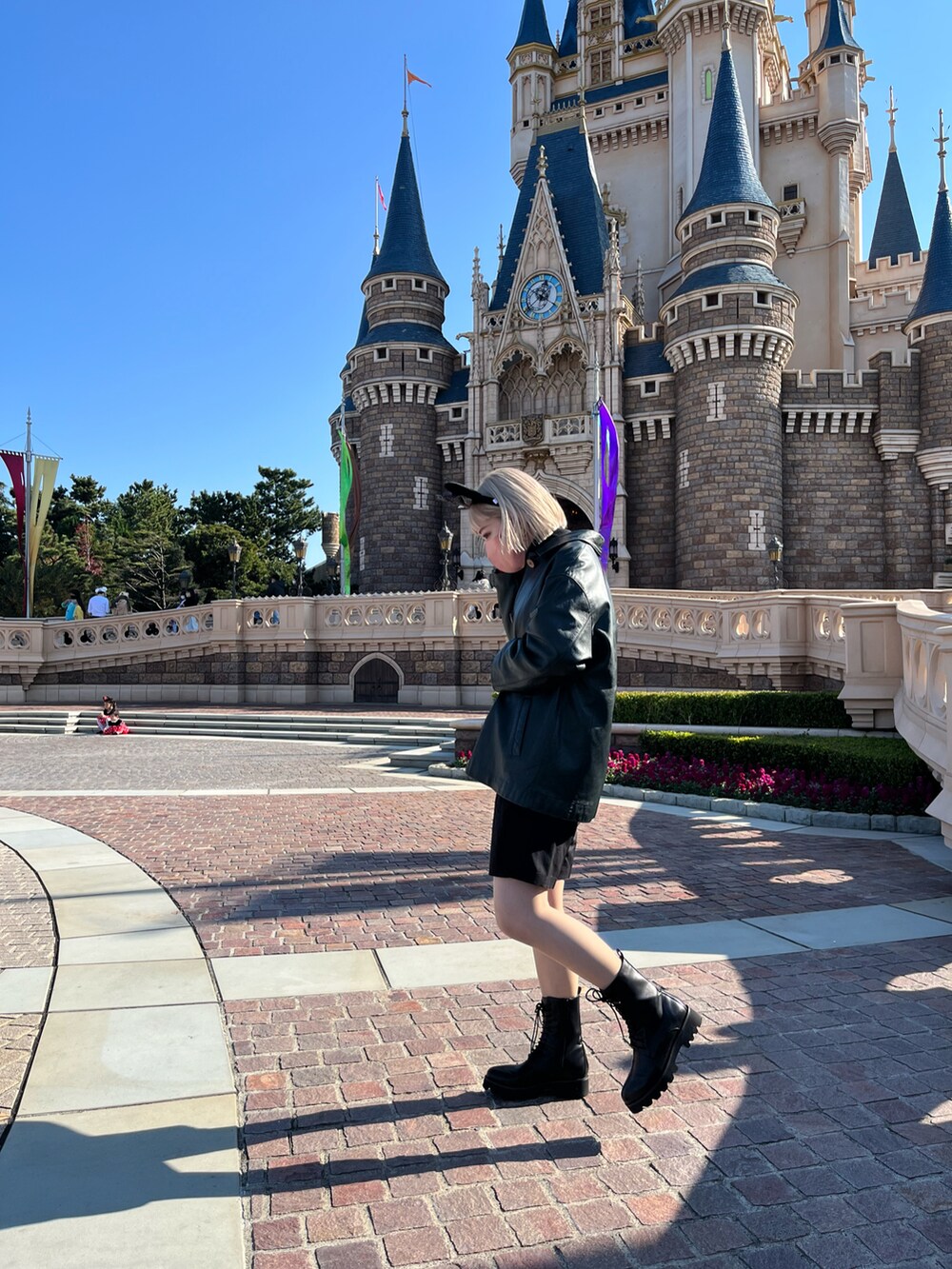 「低身長コーデ、ootd、おしゃれさんと繋がりたい、ハーフパンツ、disney、ディズニー、ディズニーコーデ、ハイトーンカラー」｜「FREAK'S STOREのダメージロゴスウェット（スウェット、レッド系）」を使った、アユミさん（レディース・154cm）の冬コーディネートの2枚目の写真