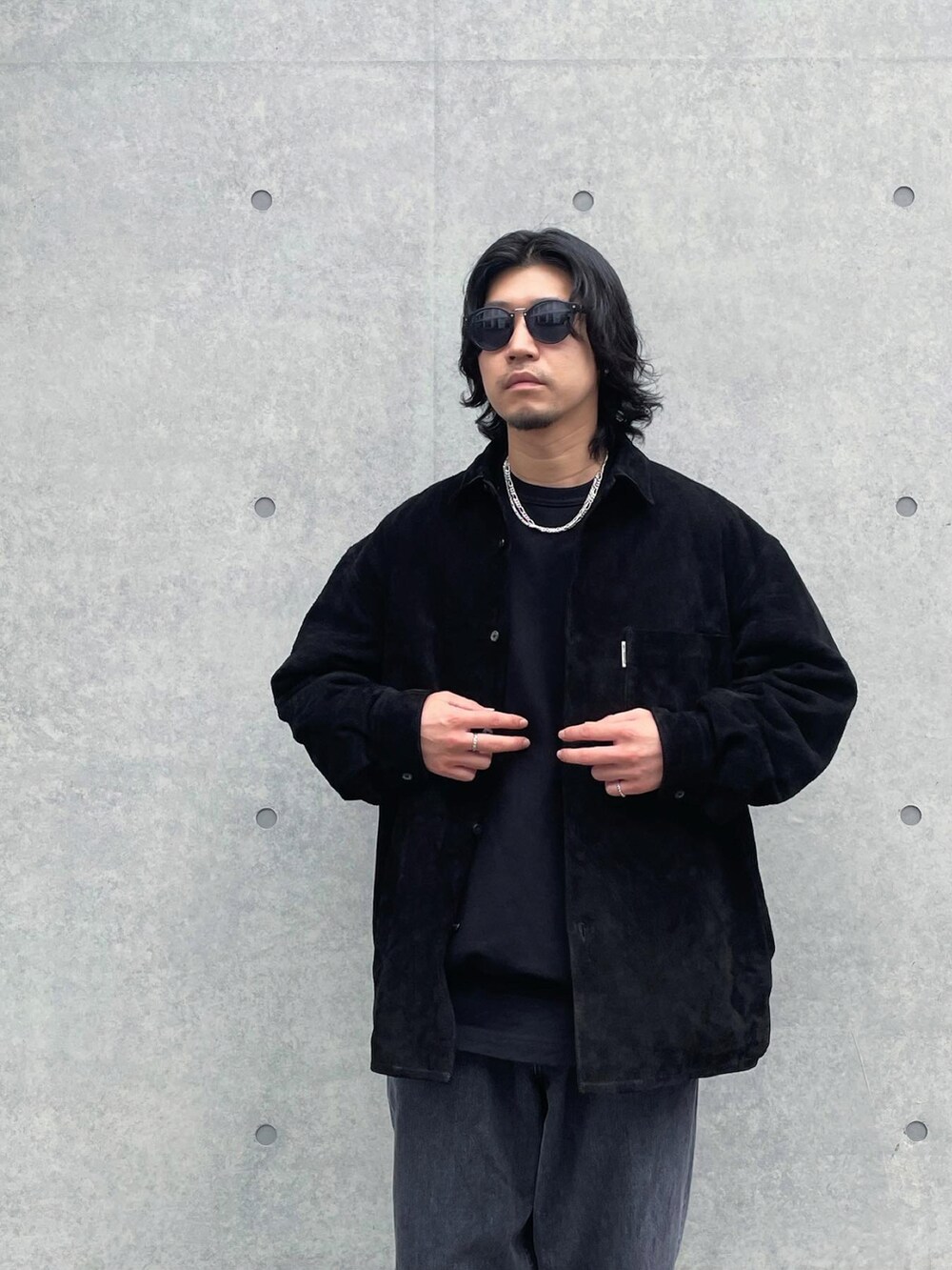ブラック系のシャツ/ブラウス、グレー系のデニムパンツを着用したメンズの秋コーディネートの2枚目の写真