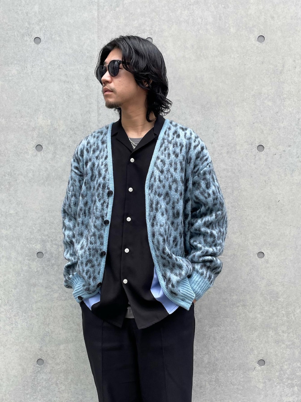 ブルー系のニット/セーターを着用したメンズの秋コーディネートの2枚目の写真