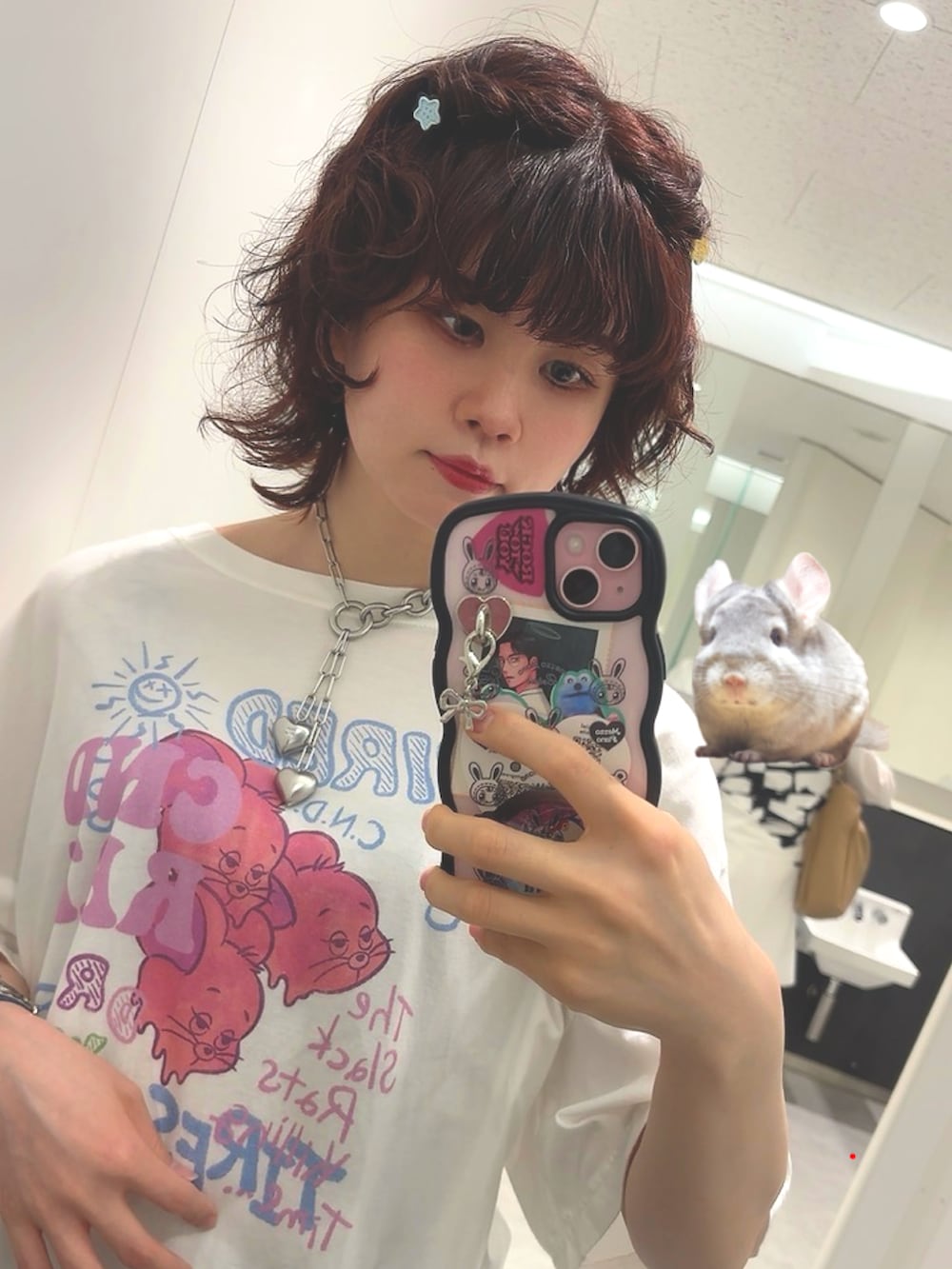 グレー系のその他パンツ、ホワイト系のスニーカー、ホワイト系のTシャツ/カットソーを着用したレディースの夏コーディネートの3枚目の写真