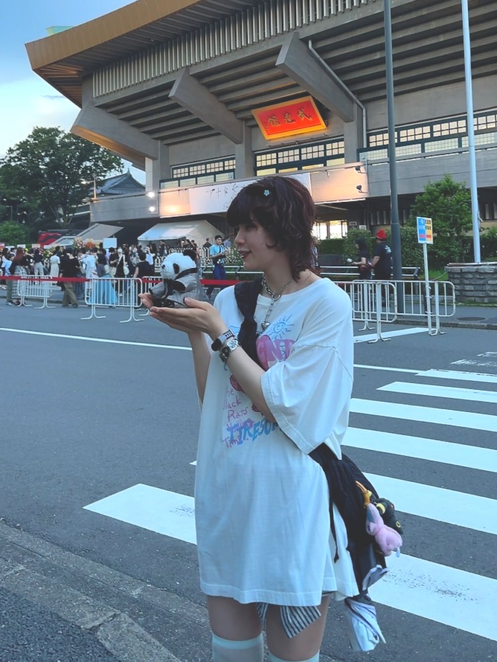グレー系のその他パンツ、ホワイト系のスニーカー、ホワイト系のTシャツ/カットソーを着用したレディースの夏コーディネートの2枚目の写真