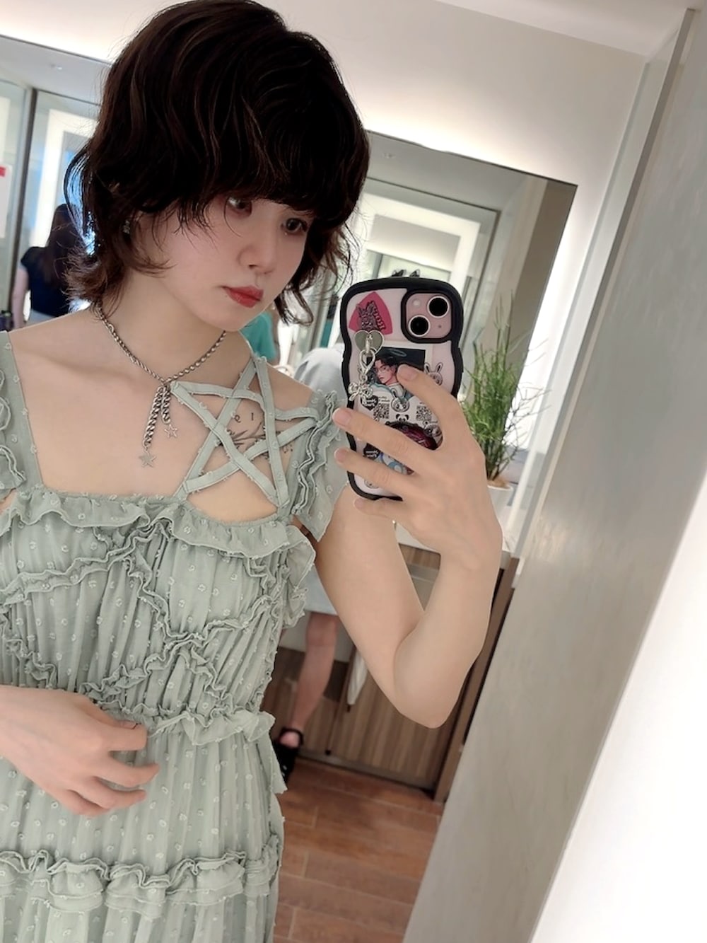 グリーン系のワンピース、ホワイト系のスニーカーを着用したレディースの夏コーディネートの3枚目の写真