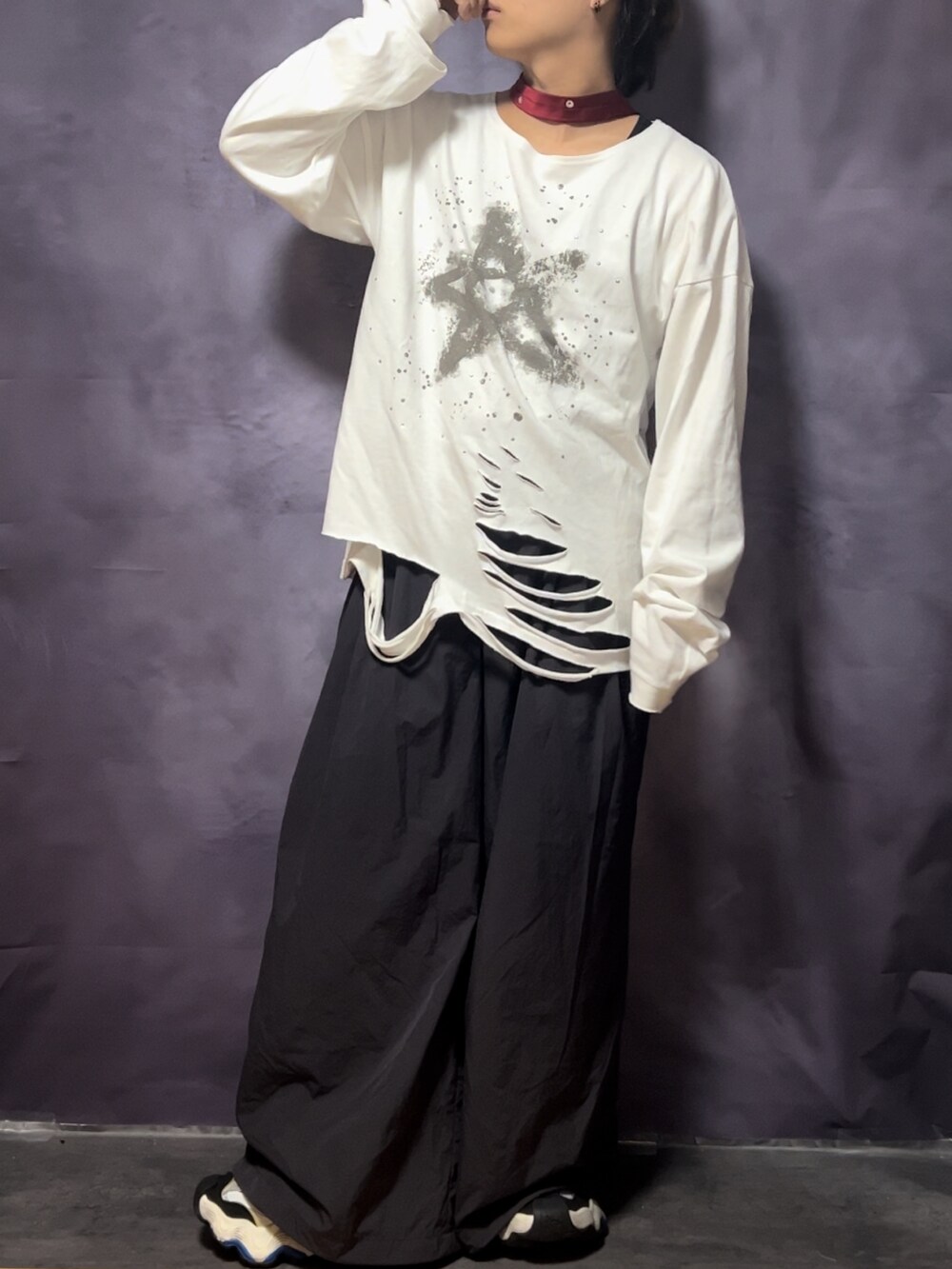 ブラック系のデニムジャケット、ホワイト系のTシャツ/カットソー、レッド系のネクタイを着用したメンズの秋コーディネートの2枚目の写真