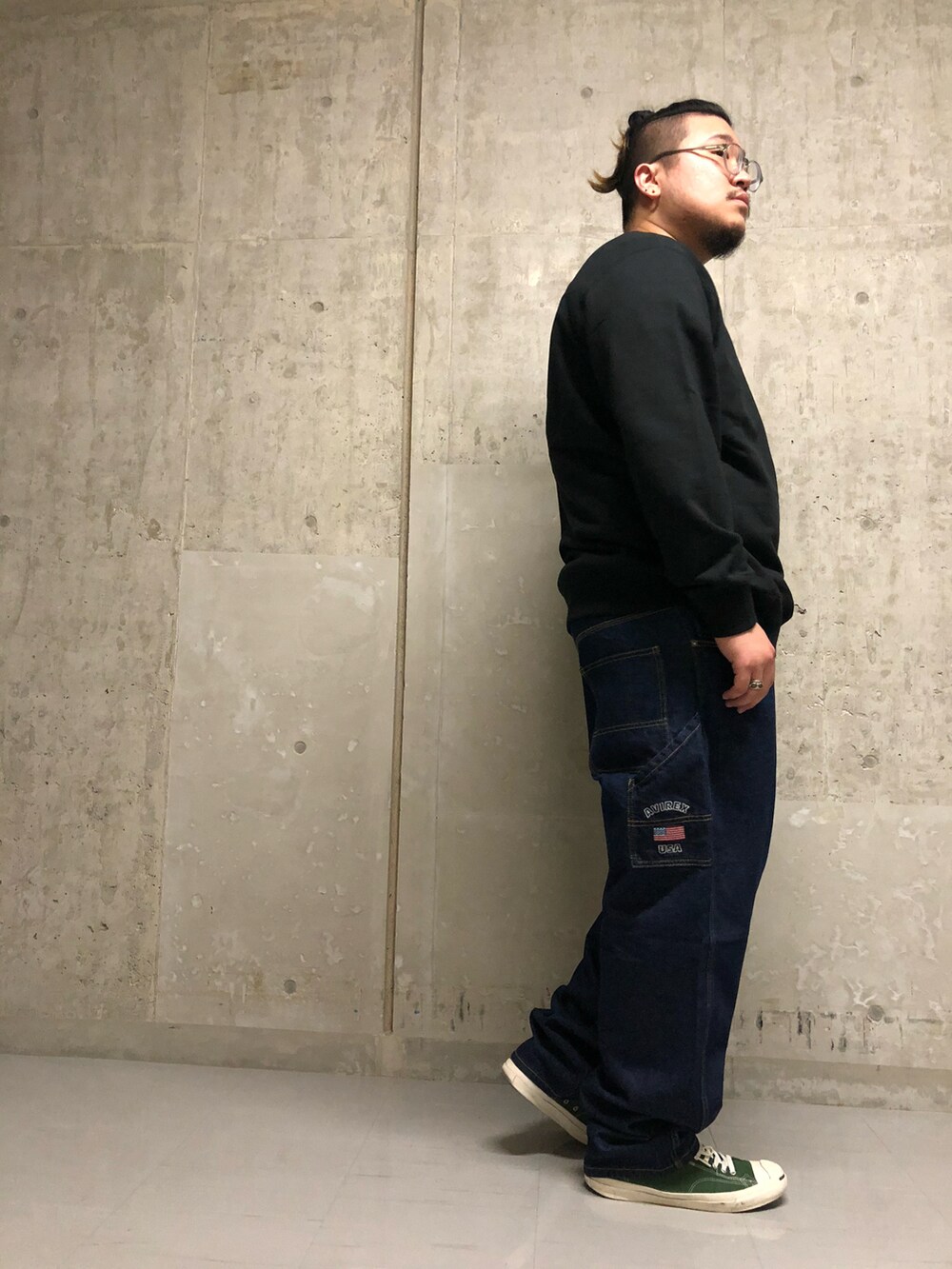 ブルー系のパンツ、ブラック系のTシャツ/カットソー、ホワイト系のタンクトップを着用したメンズの夏コーディネートの2枚目の写真