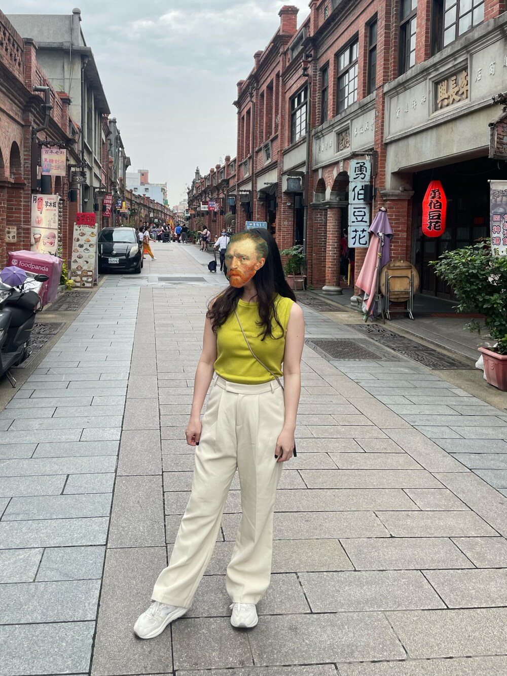 ホワイト系のチノパンツ、ホワイト系のスニーカーを着用したレディースの夏コーディネートの2枚目の写真