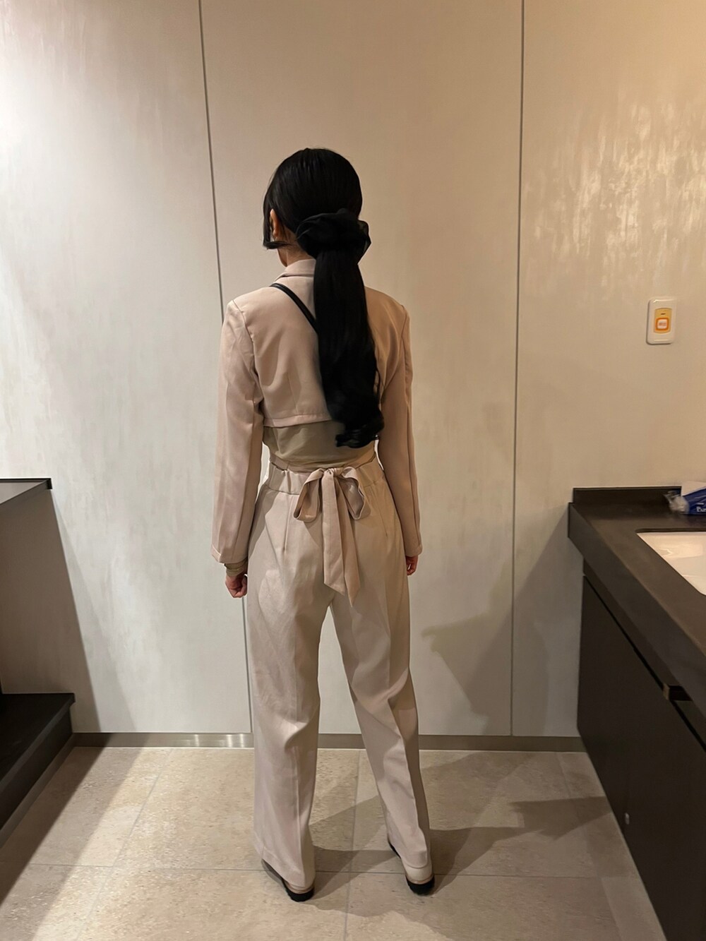 ベージュ系のジャケット/アウター、ベージュ系のトップス、ベージュ系のスラックスを着用したレディースの春コーディネートの2枚目の写真